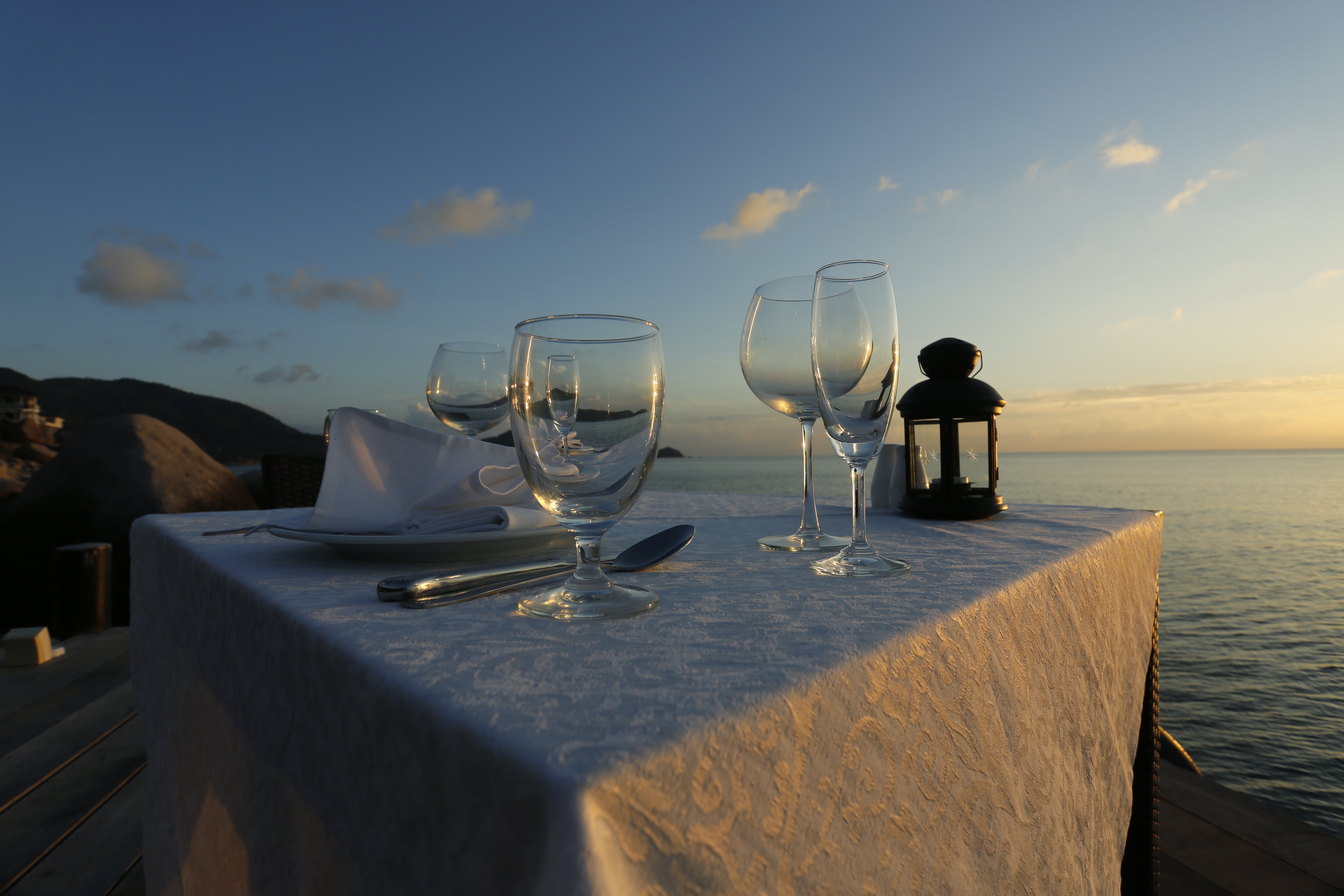 Titelbild Magazinbeitrag: Romantik on the Road: Ein Candlelight Dinner im Wohnmobil