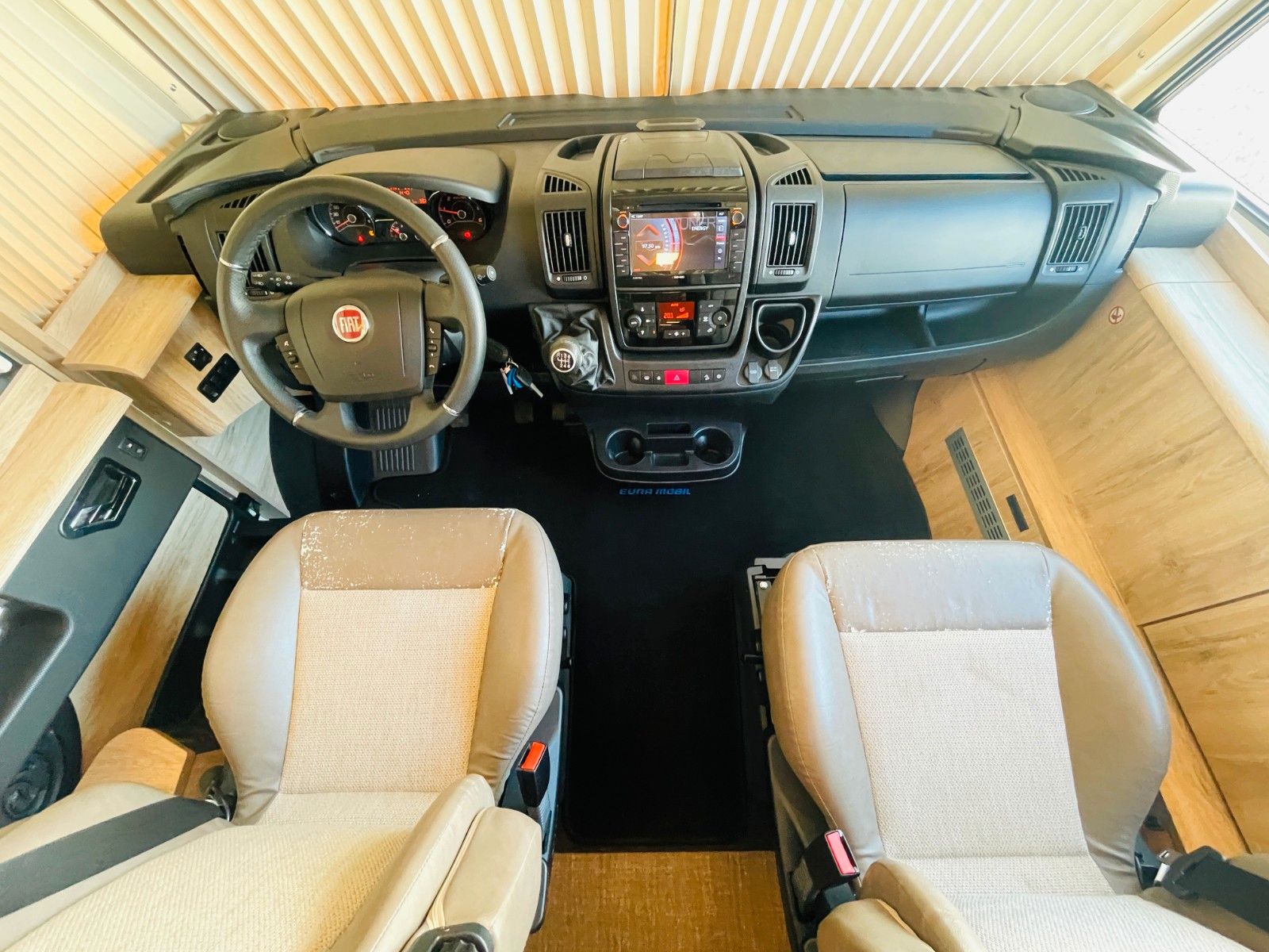 Fahrzeugabbildung Eura Mobil INTEGRA LINE 695 EB EINZELBETTEN KLIMA LUFTFEDER