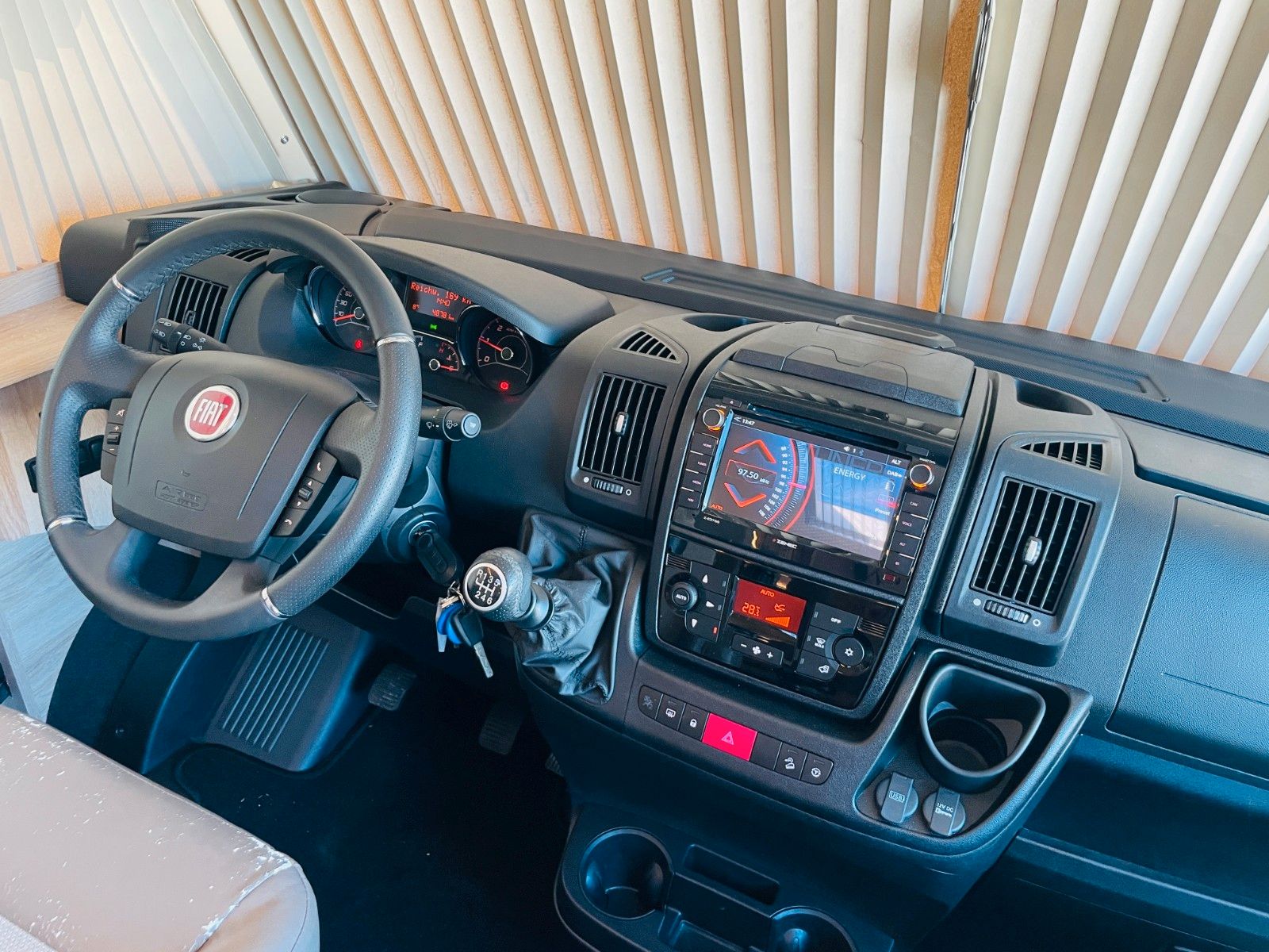 Fahrzeugabbildung Eura Mobil INTEGRA LINE 695 EB EINZELBETTEN KLIMA LUFTFEDER