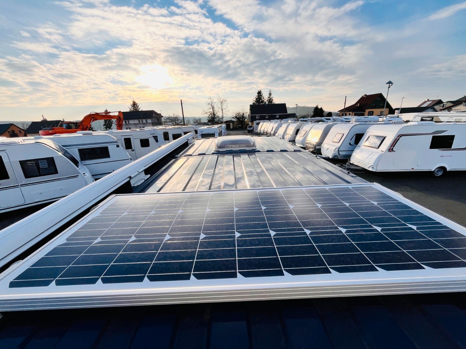 Fahrzeugabbildung Pössl ROADCRUSIER REVOLUTION LÄNGSHUBBETT SOLAR