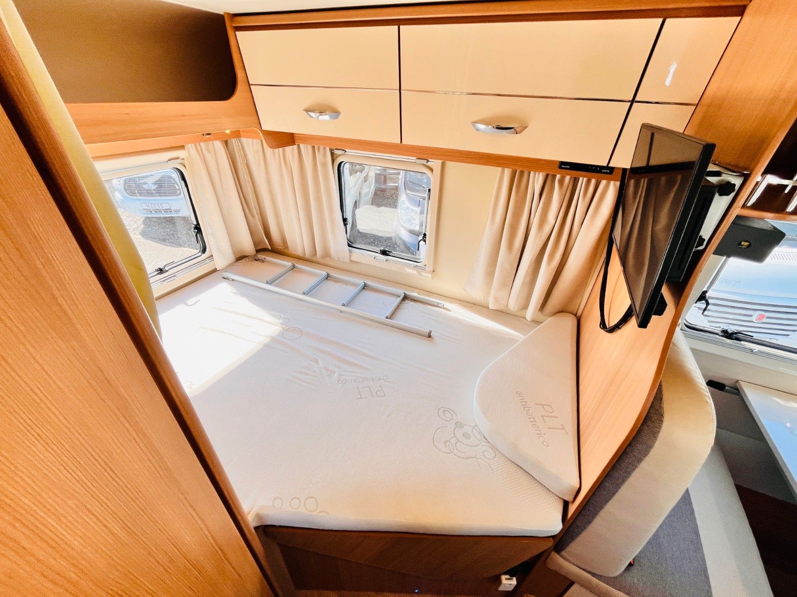 Fahrzeugabbildung Ahorn CAMP T 660 PLUS FRANZ.BETT HUBBETT 6-SITZE
