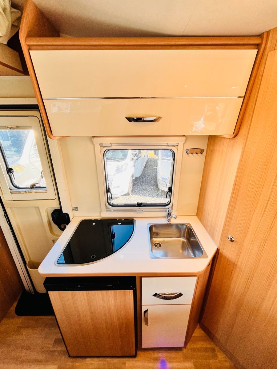 Fahrzeugabbildung Ahorn CAMP T 660 PLUS FRANZ.BETT HUBBETT 6-SITZE