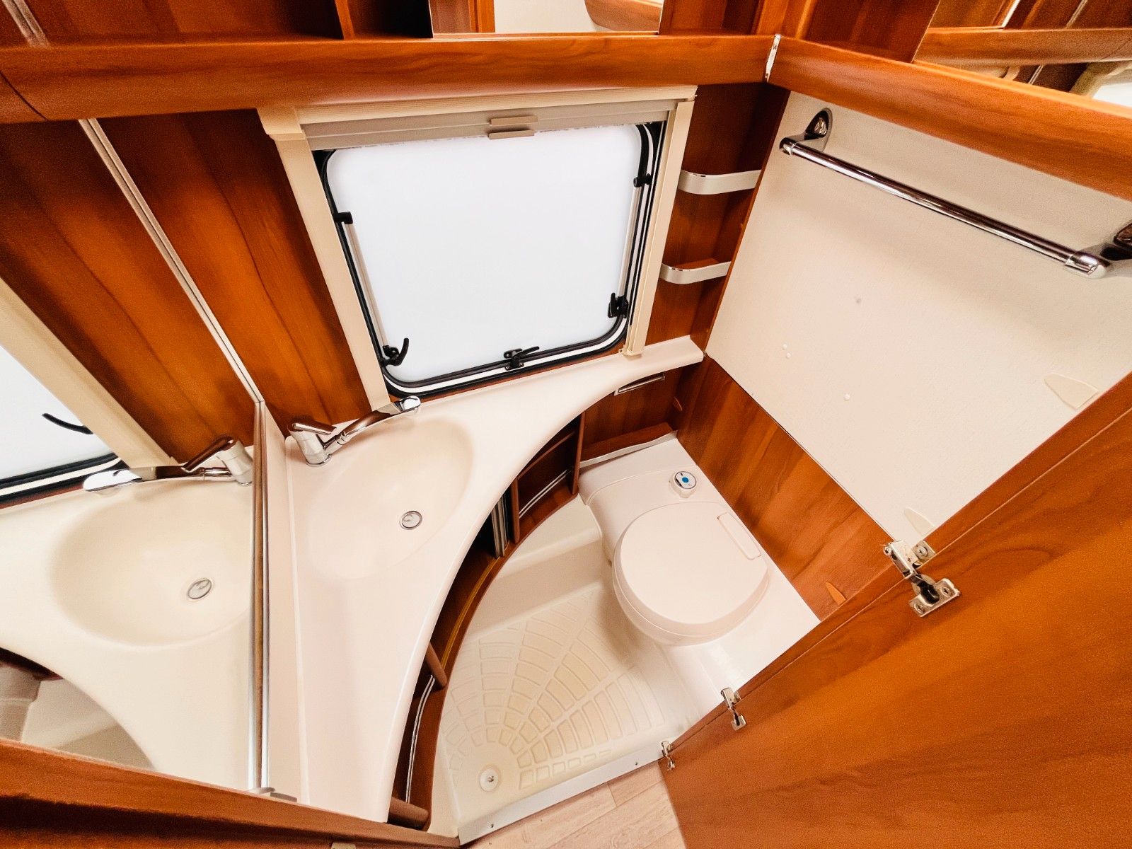 Fahrzeugabbildung Fendt DIAMOND 700 QUEENSBETT KLIMA MARKISE MOVER