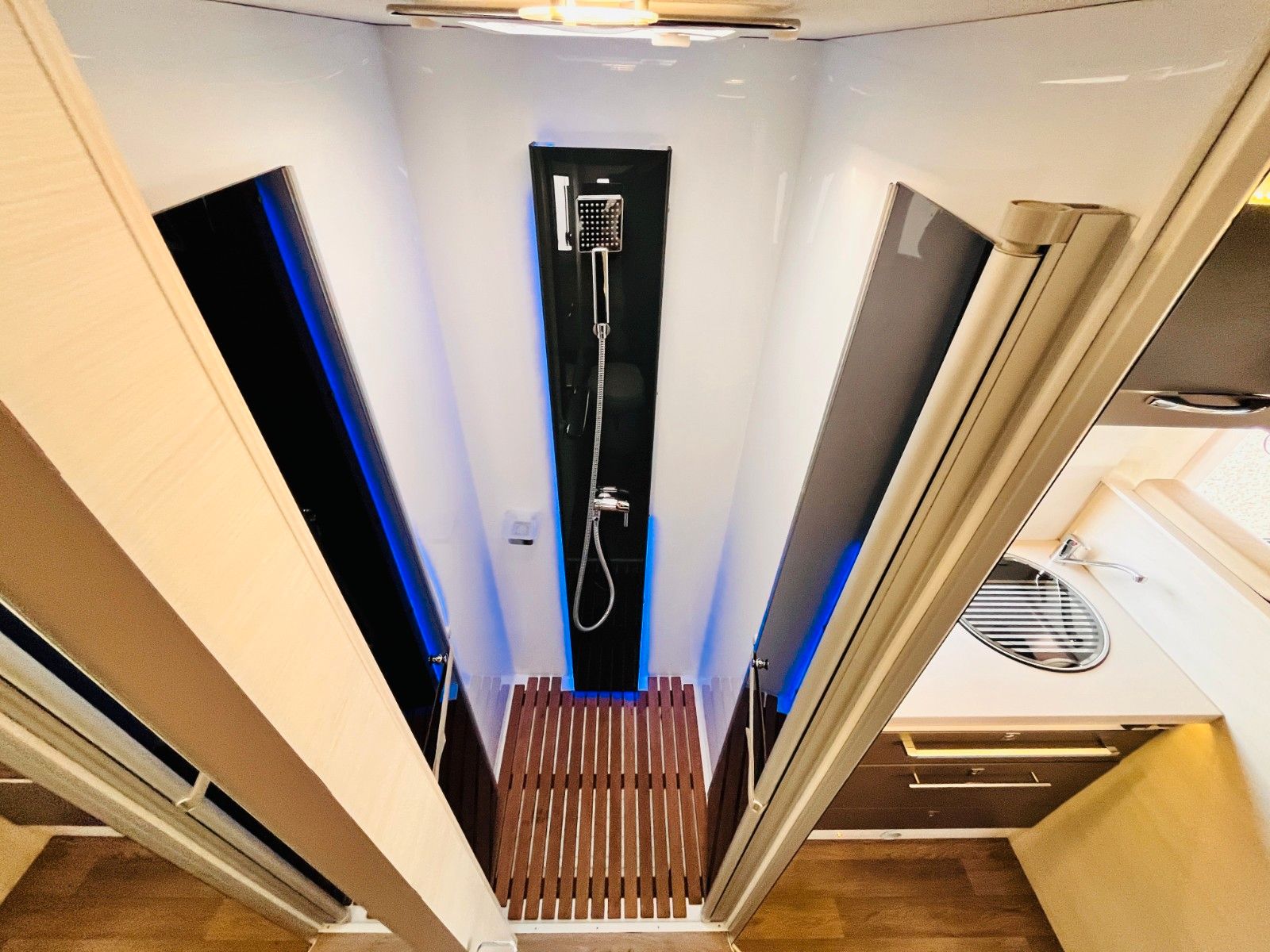 Fahrzeugabbildung Challenger MAGEO 290 HECKBAD GARAGE HUBBETT SOLAR