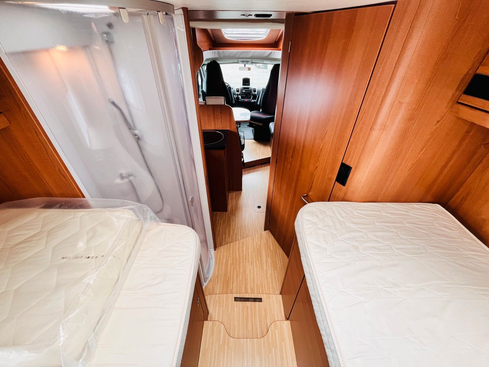 Fahrzeugabbildung LMC BREEZER H 733 G EINZELBETTEN HUBBET SAT TV