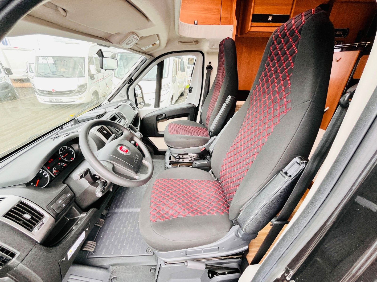 Fahrzeugabbildung LMC BREEZER H 733 G EINZELBETTEN HUBBET SAT TV