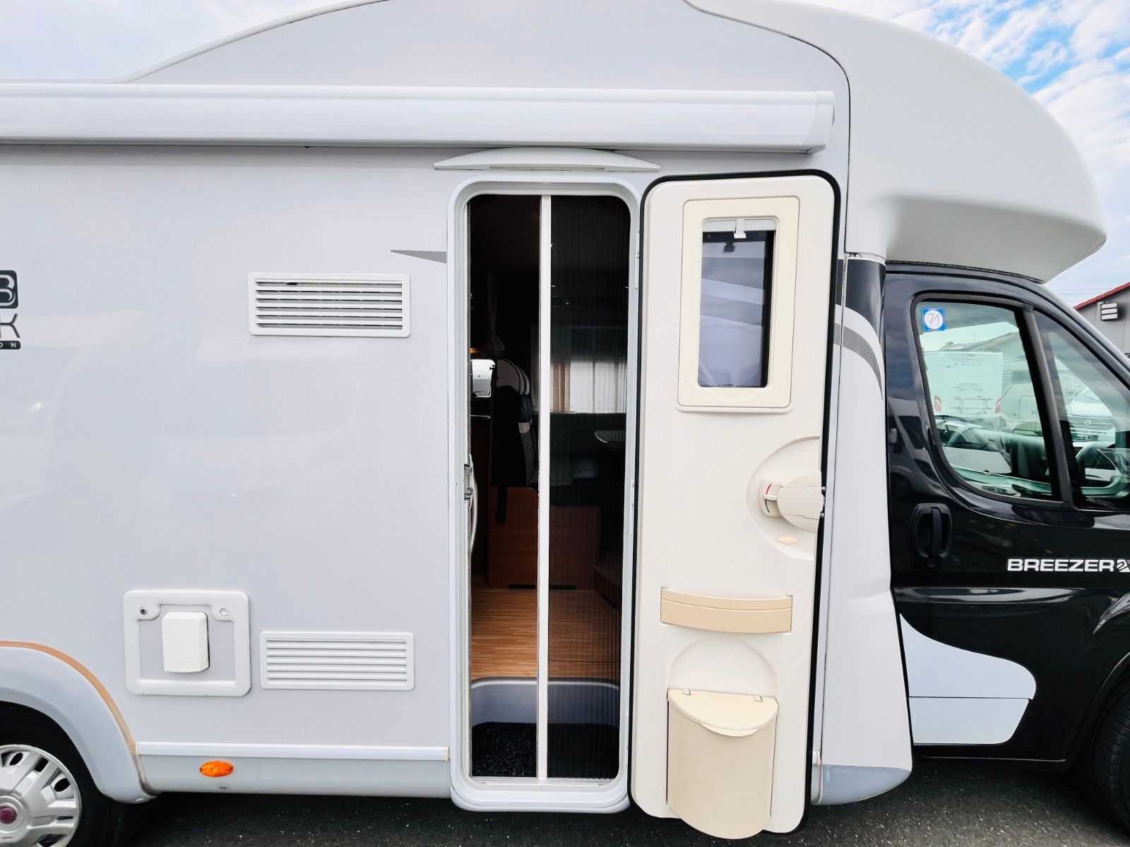 Fahrzeugabbildung LMC BREEZER H 733 G EINZELBETTEN HUBBET SAT TV