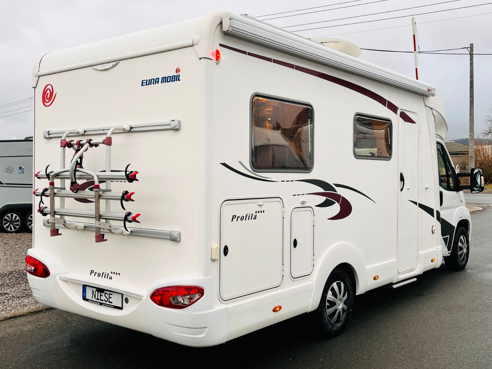 Fahrzeugabbildung Eura Mobil PROFILA 680 QB QUEENSBETT HUBBETT SOLAR