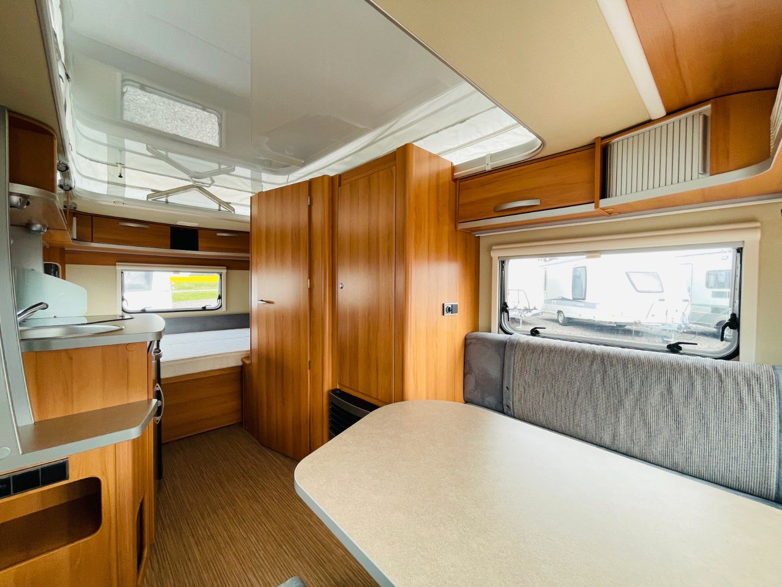 Fahrzeugabbildung HYMER / ERIBA / HYMERCAR FEELING 425 QUERBETT AUFSTELLDACH