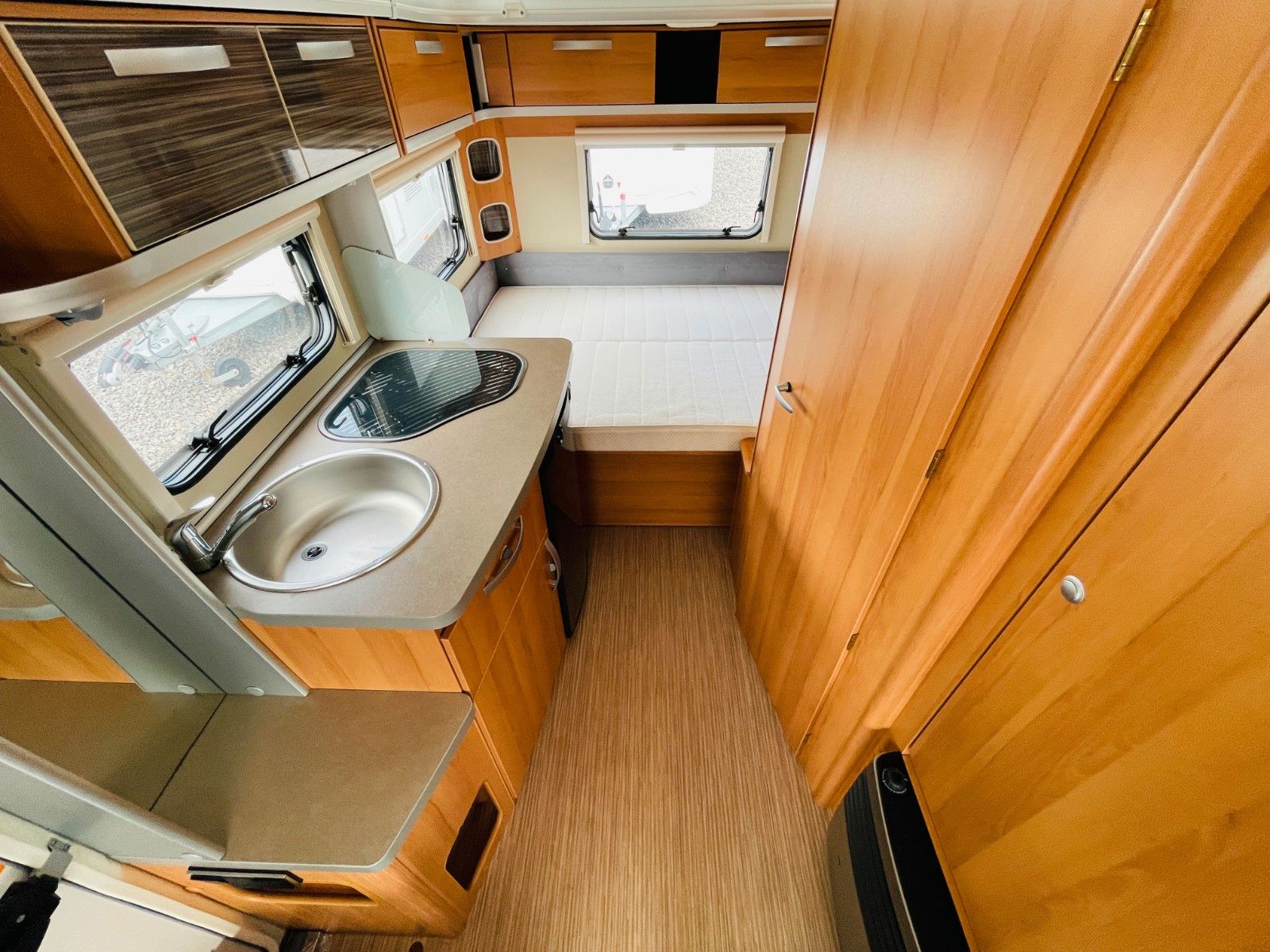 Fahrzeugabbildung HYMER / ERIBA / HYMERCAR FEELING 425 QUERBETT AUFSTELLDACH