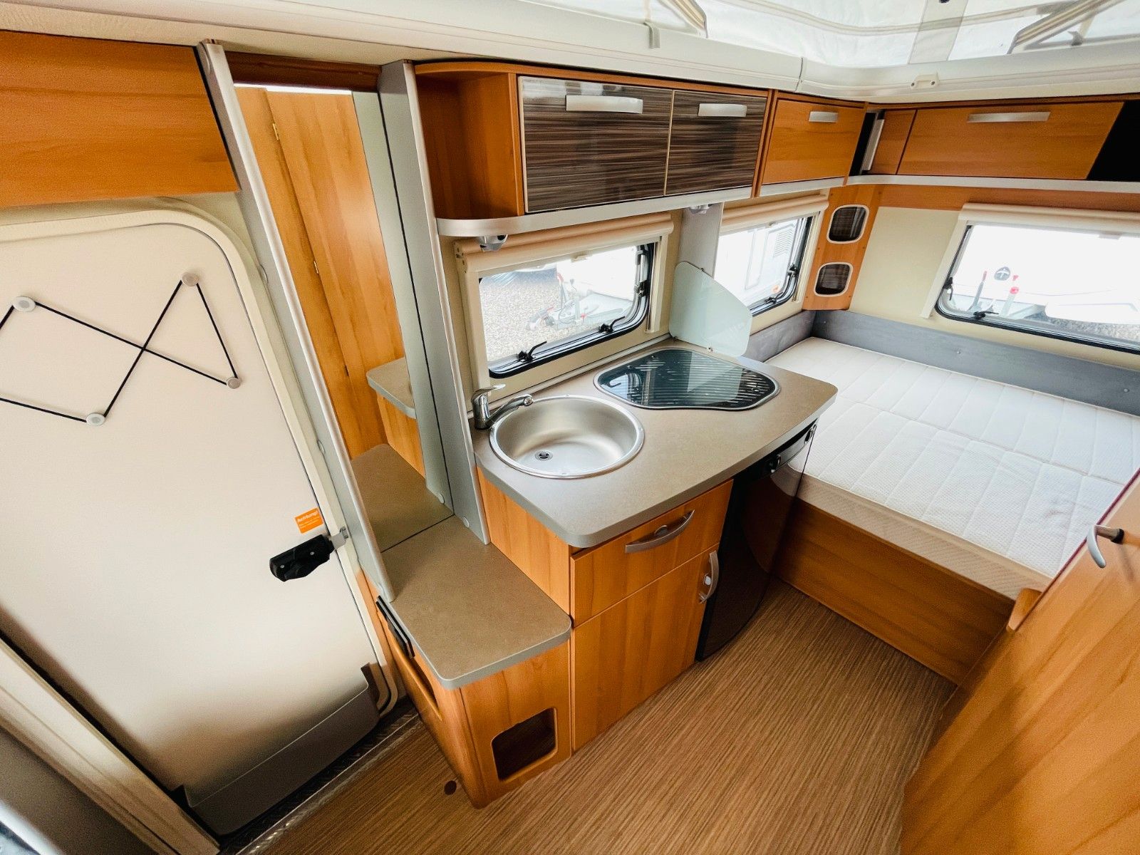 Fahrzeugabbildung HYMER / ERIBA / HYMERCAR FEELING 425 QUERBETT AUFSTELLDACH
