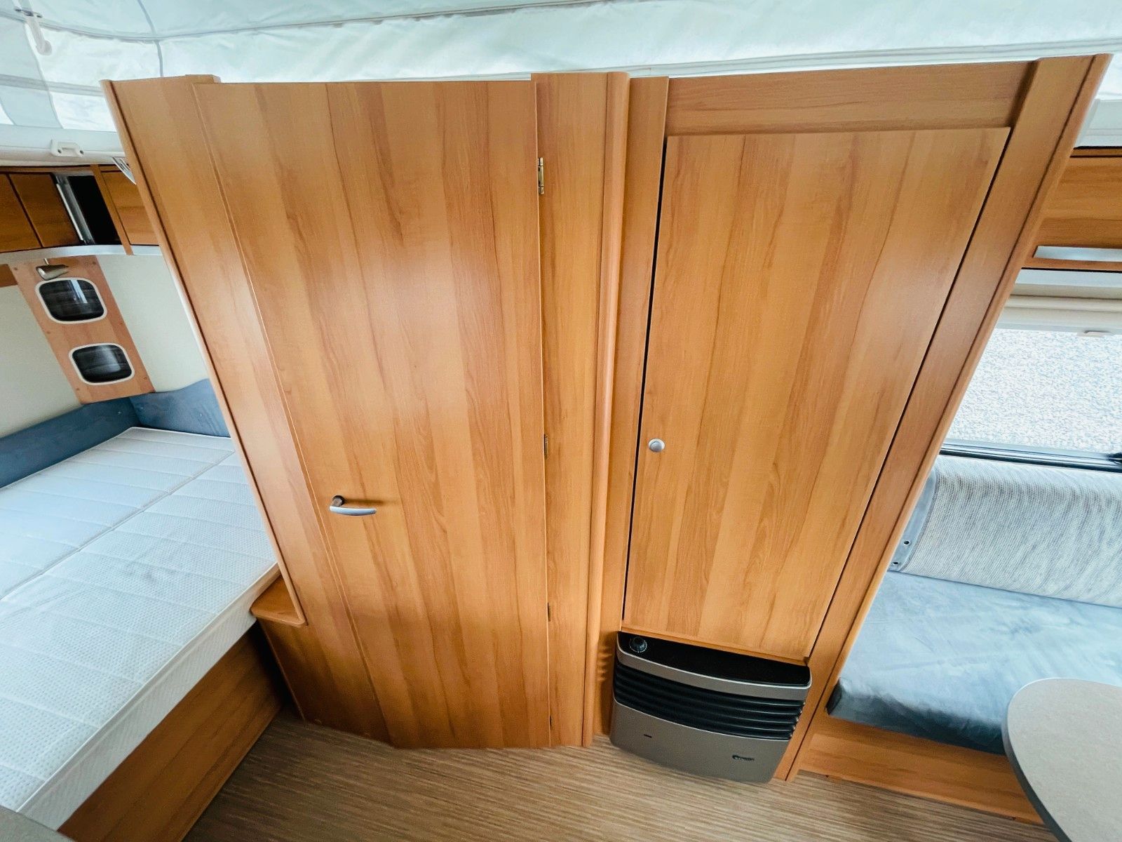 Fahrzeugabbildung HYMER / ERIBA / HYMERCAR FEELING 425 QUERBETT AUFSTELLDACH