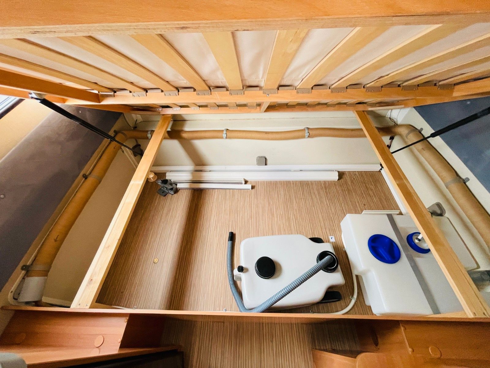 Fahrzeugabbildung HYMER / ERIBA / HYMERCAR FEELING 425 QUERBETT AUFSTELLDACH