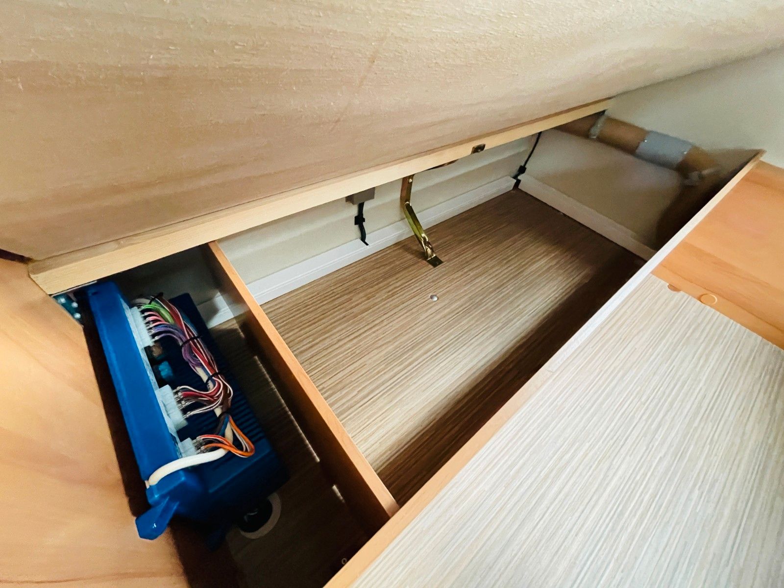 Fahrzeugabbildung HYMER / ERIBA / HYMERCAR FEELING 425 QUERBETT AUFSTELLDACH
