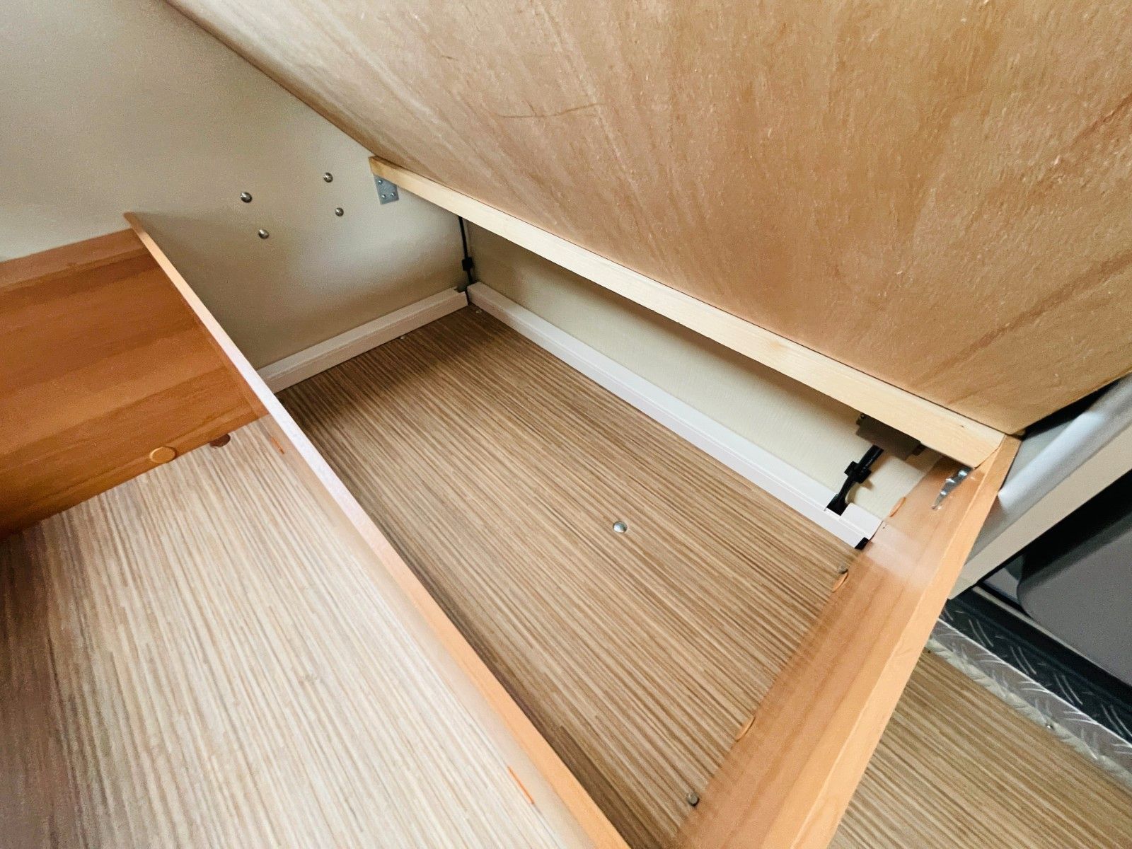 Fahrzeugabbildung HYMER / ERIBA / HYMERCAR FEELING 425 QUERBETT AUFSTELLDACH
