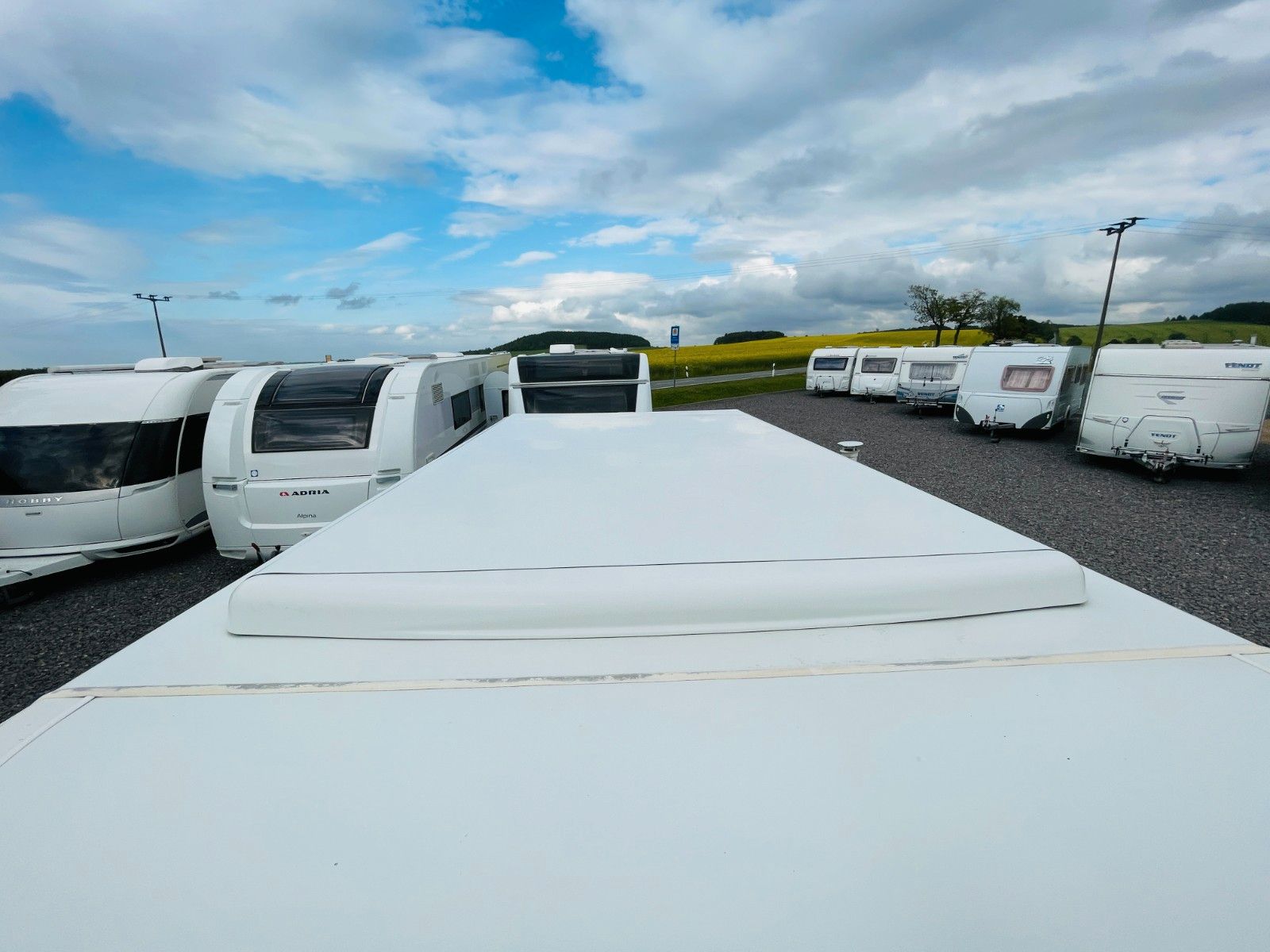 Fahrzeugabbildung HYMER / ERIBA / HYMERCAR FEELING 425 QUERBETT AUFSTELLDACH