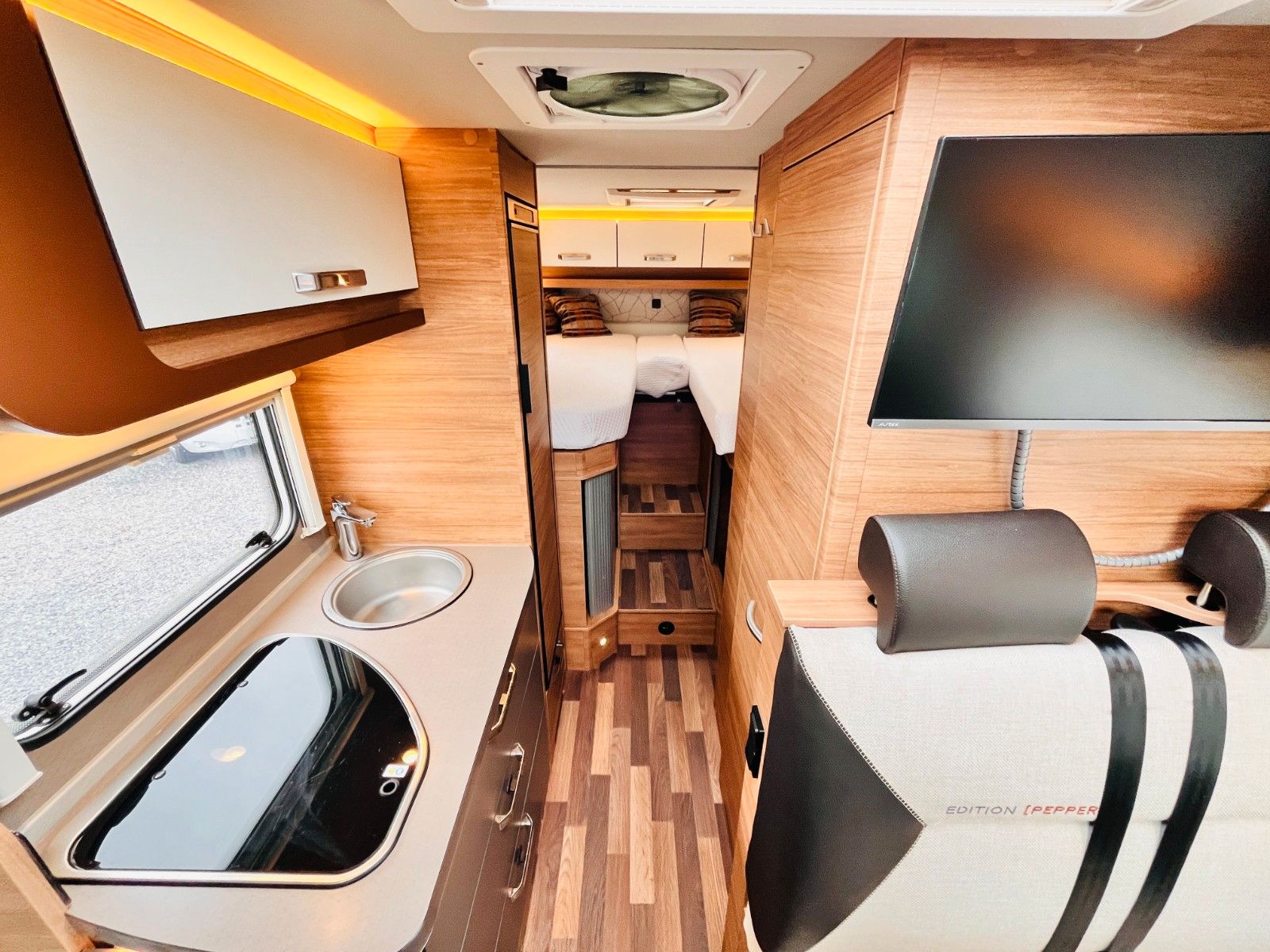 Fahrzeugabbildung Weinsberg CARACOMPACT 600 MEG EDITION PEPPER SAT TV SOLAR