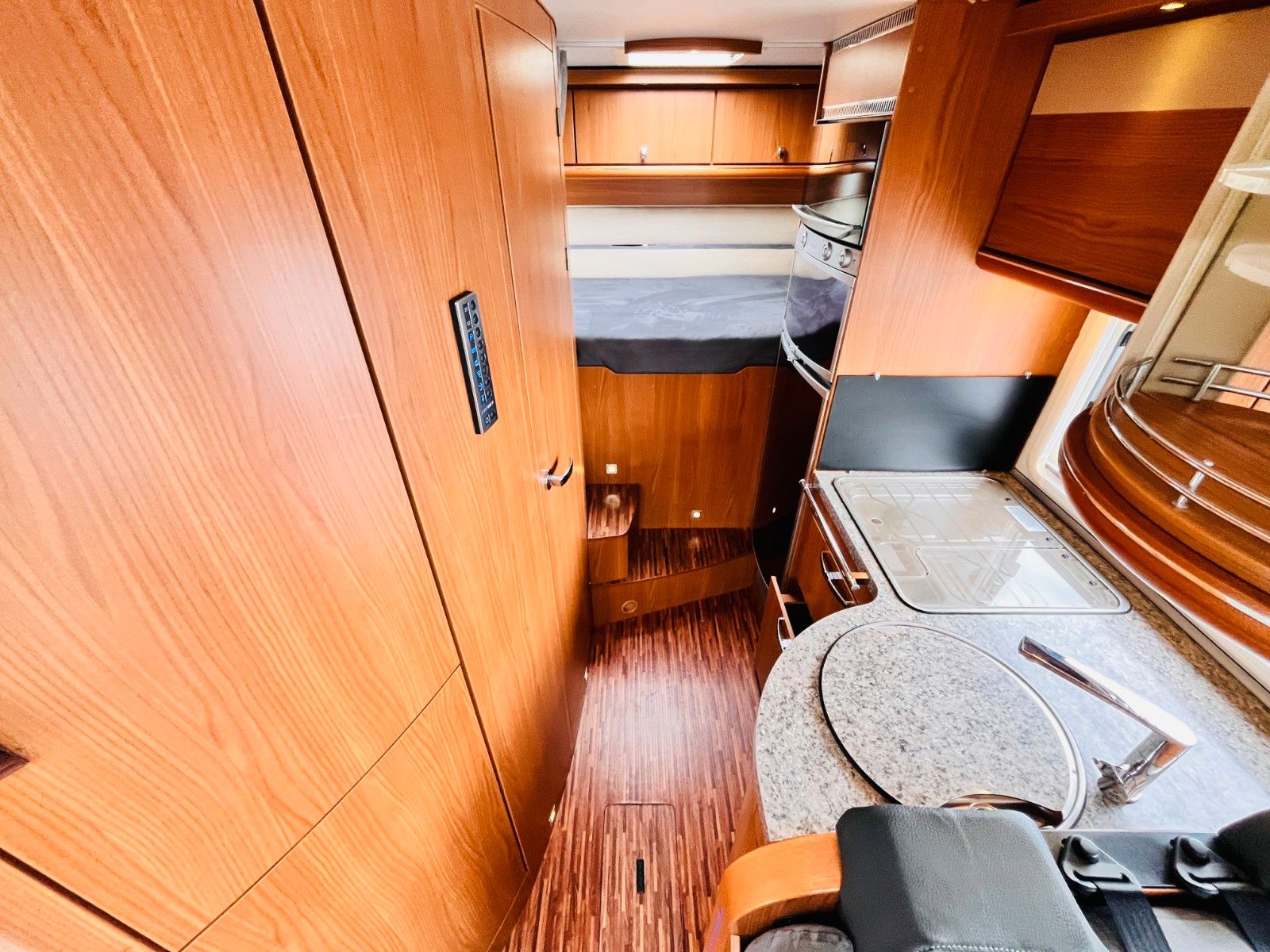 Fahrzeugabbildung HYMER / ERIBA / HYMERCAR B 524 SL SAT TV EINZEL-QUERBETT 3,0L