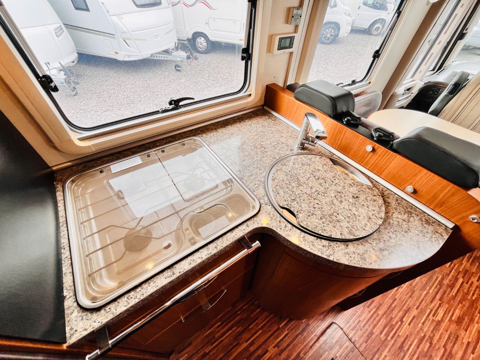 Fahrzeugabbildung HYMER / ERIBA / HYMERCAR B 524 SL SAT TV EINZEL-QUERBETT 3,0L