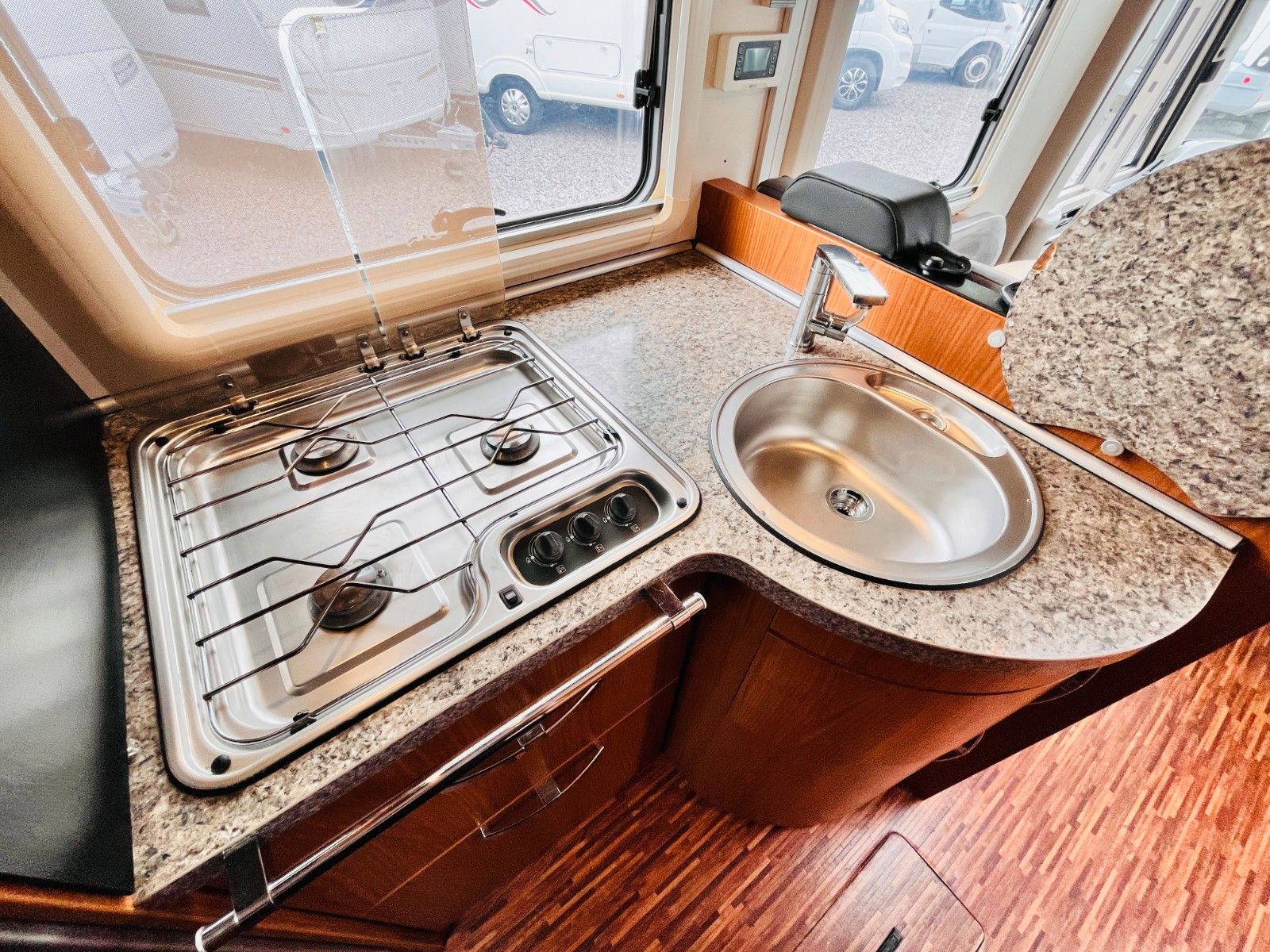 Fahrzeugabbildung HYMER / ERIBA / HYMERCAR B 524 SL SAT TV EINZEL-QUERBETT 3,0L