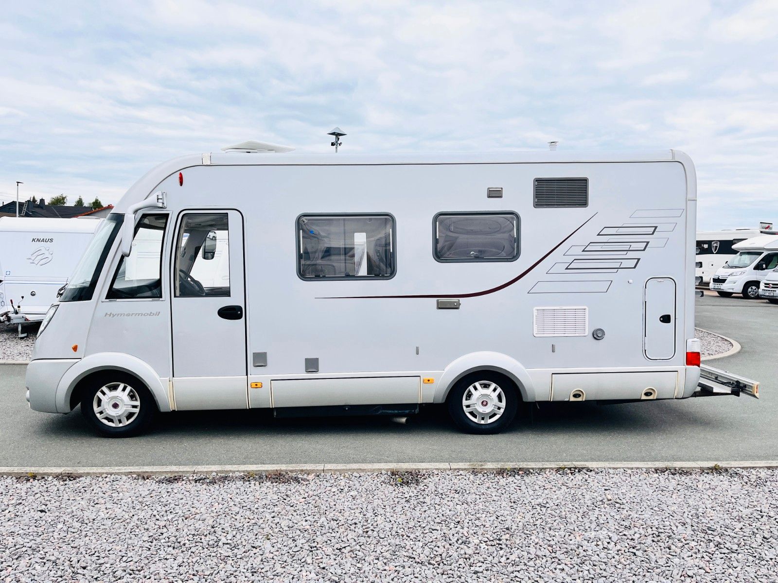 Fahrzeugabbildung HYMER / ERIBA / HYMERCAR B 524 SL SAT TV EINZEL-QUERBETT 3,0L