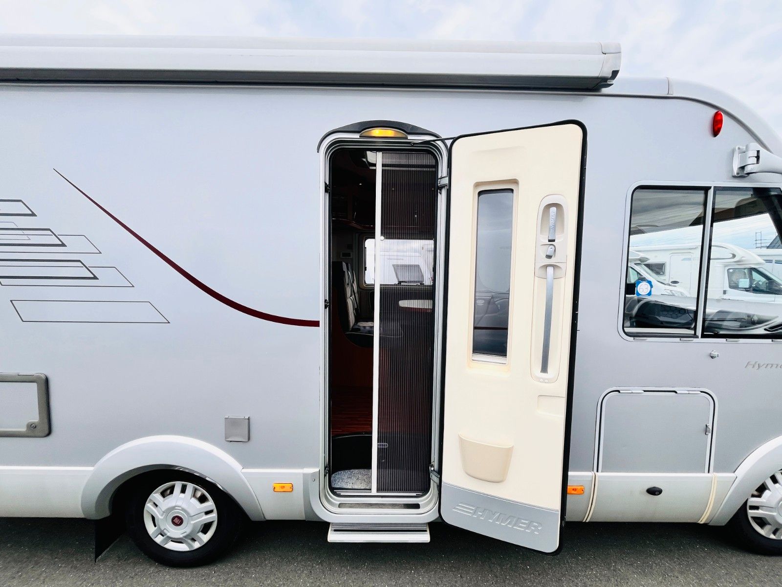 Fahrzeugabbildung HYMER / ERIBA / HYMERCAR B 524 SL SAT TV EINZEL-QUERBETT 3,0L