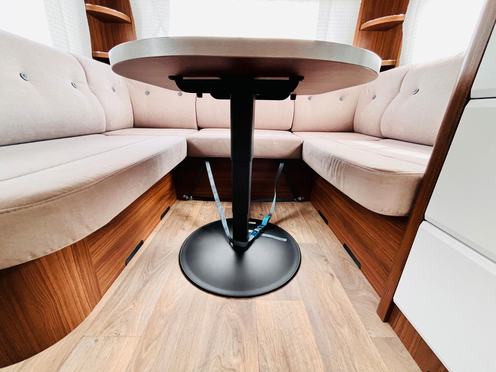 Fahrzeugabbildung HYMER / ERIBA / HYMERCAR EXCITING 485 RUNDSITZGRUPPE FRANZ.BETT MOVER