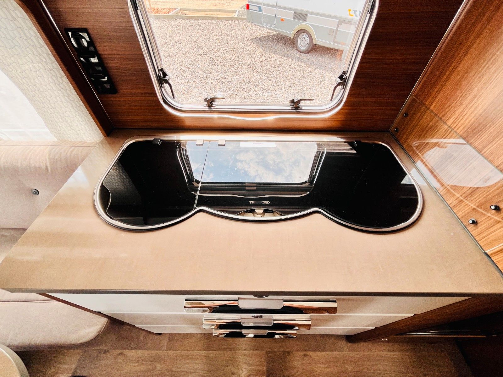 Fahrzeugabbildung HYMER / ERIBA / HYMERCAR EXCITING 485 RUNDSITZGRUPPE FRANZ.BETT MOVER