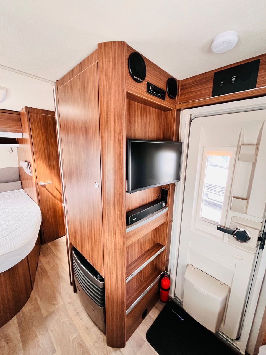 Fahrzeugabbildung HYMER / ERIBA / HYMERCAR EXCITING 485 RUNDSITZGRUPPE FRANZ.BETT MOVER