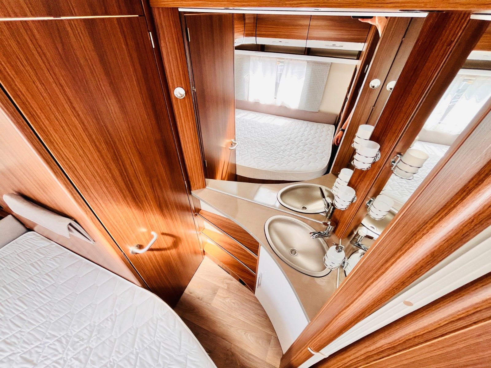 Fahrzeugabbildung HYMER / ERIBA / HYMERCAR EXCITING 485 RUNDSITZGRUPPE FRANZ.BETT MOVER
