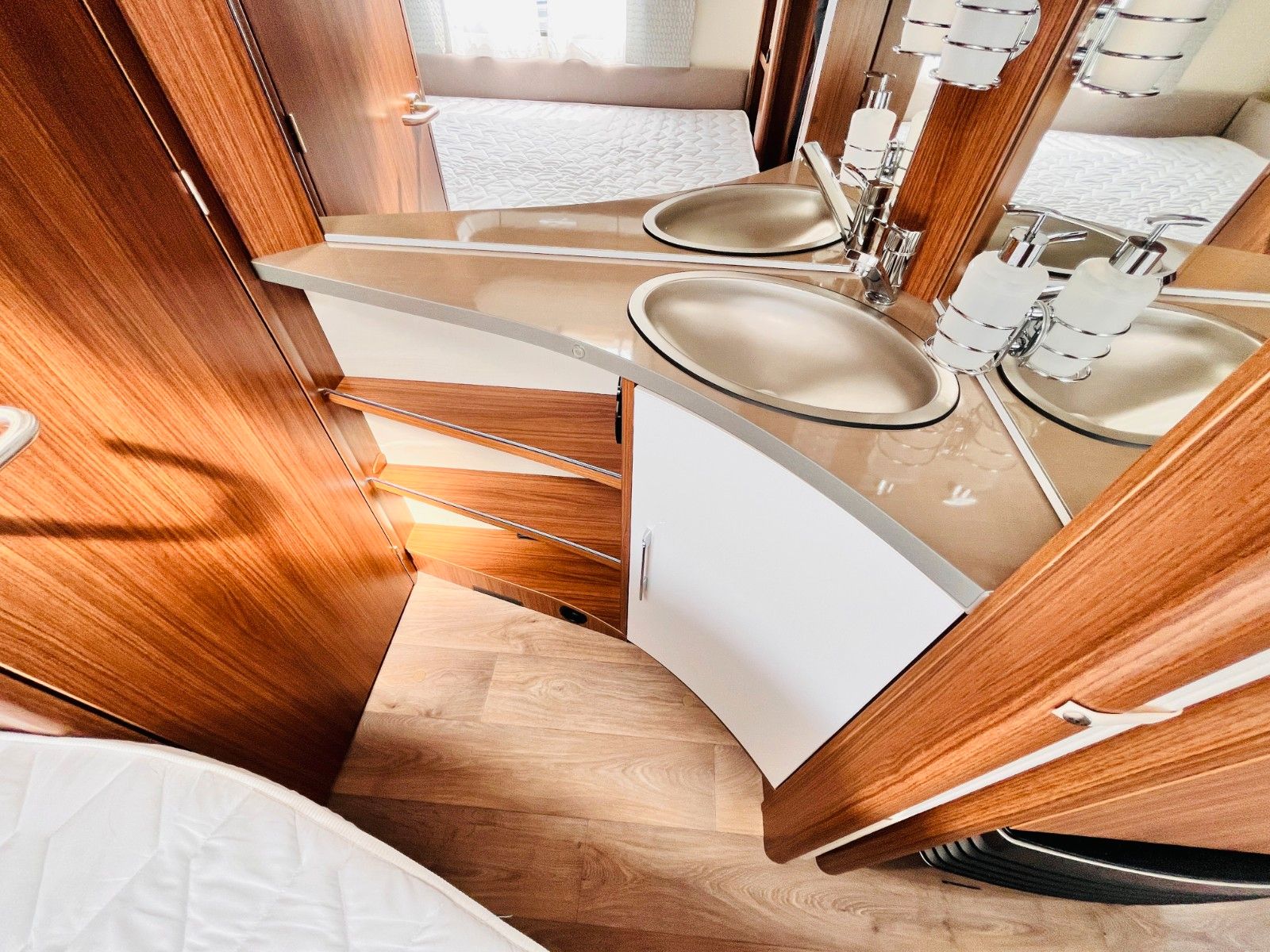 Fahrzeugabbildung HYMER / ERIBA / HYMERCAR EXCITING 485 RUNDSITZGRUPPE FRANZ.BETT MOVER