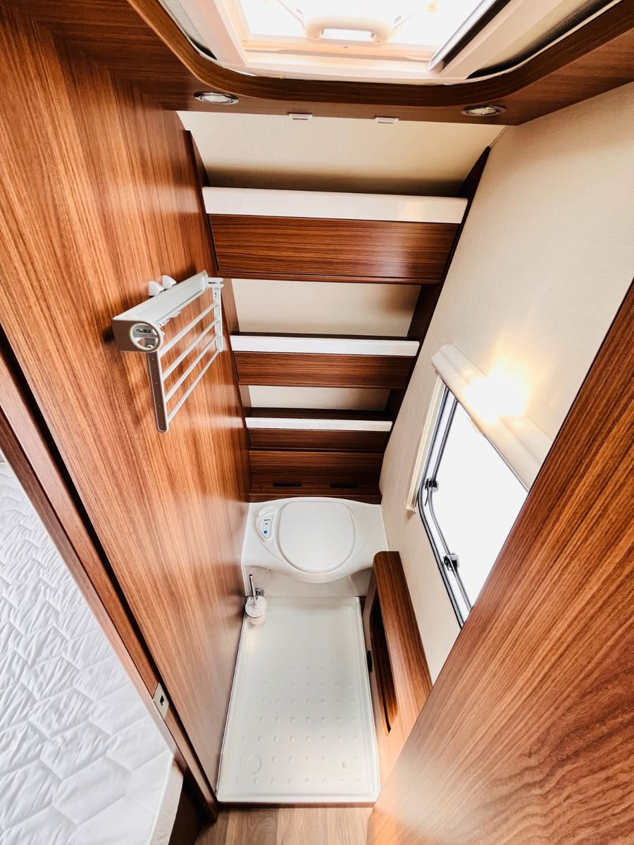 Fahrzeugabbildung HYMER / ERIBA / HYMERCAR EXCITING 485 RUNDSITZGRUPPE FRANZ.BETT MOVER