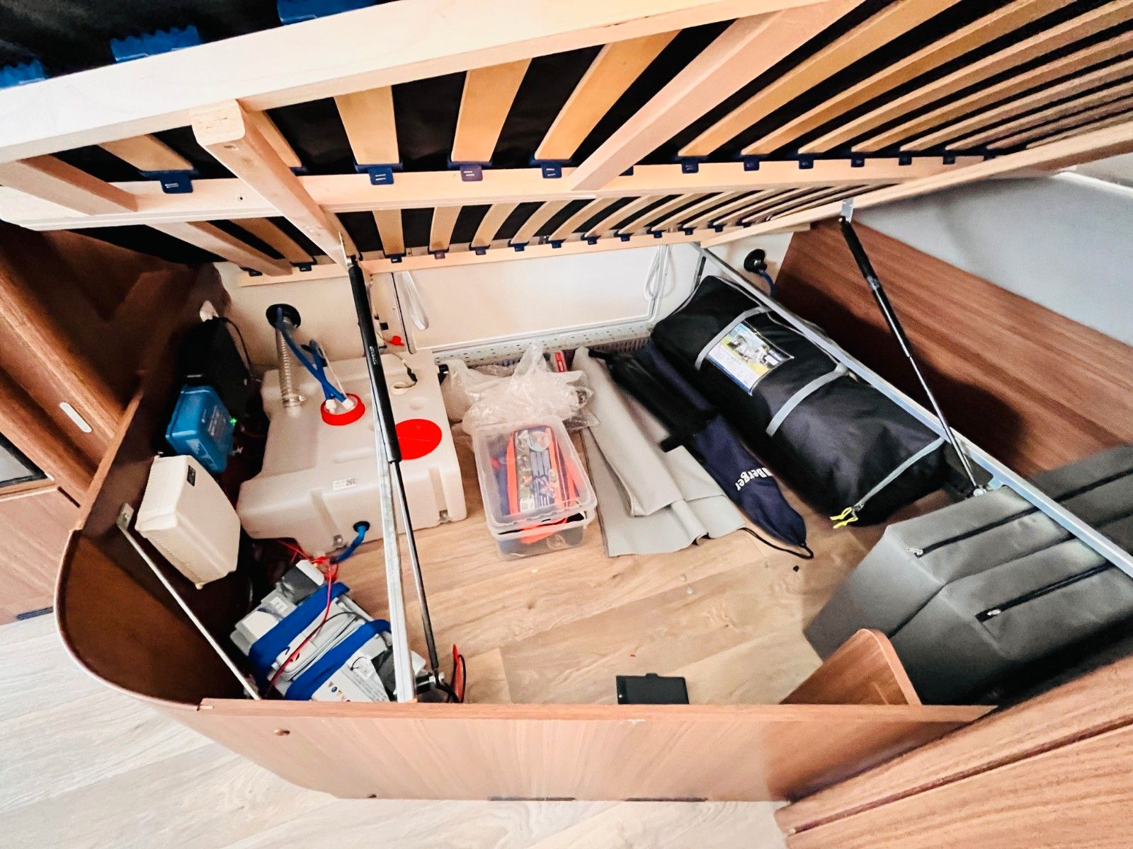 Fahrzeugabbildung HYMER / ERIBA / HYMERCAR EXCITING 485 RUNDSITZGRUPPE FRANZ.BETT MOVER