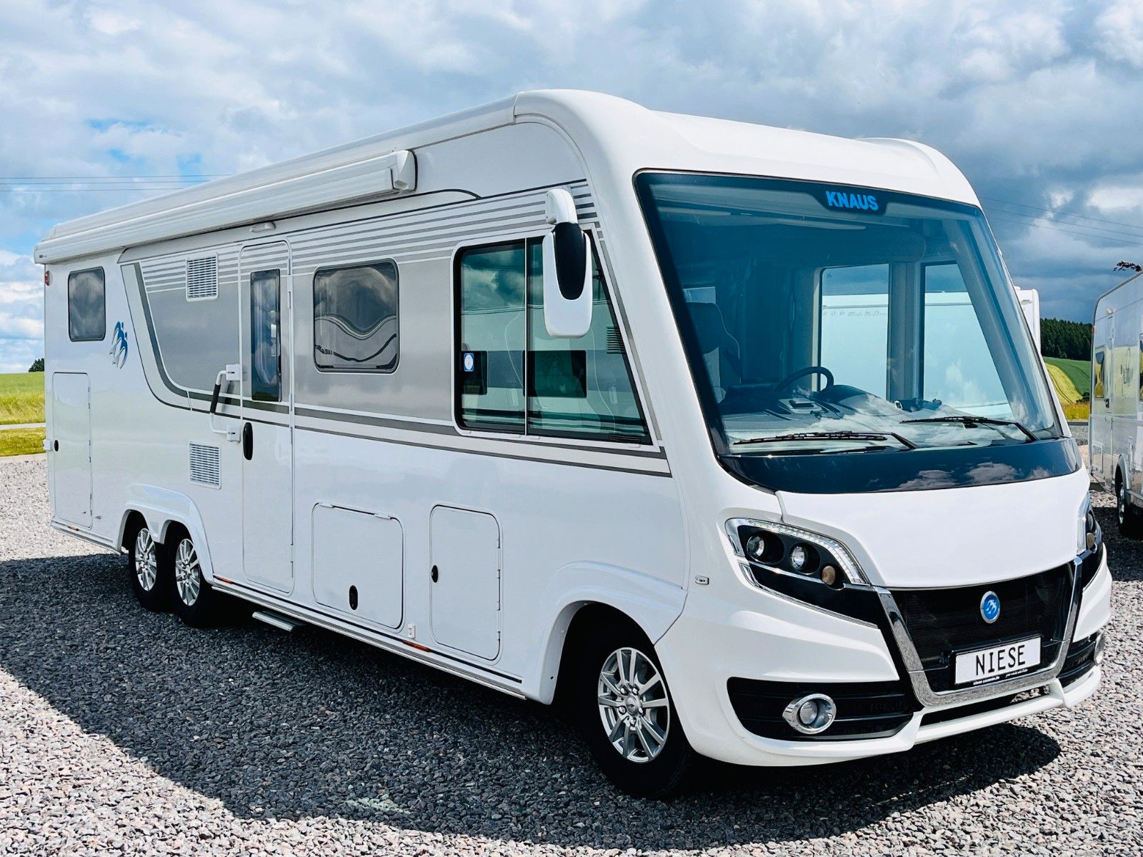 Fahrzeugabbildung Knaus SUN I 900 LEG KLIMA SAT SOLAR LUXUS-BAD