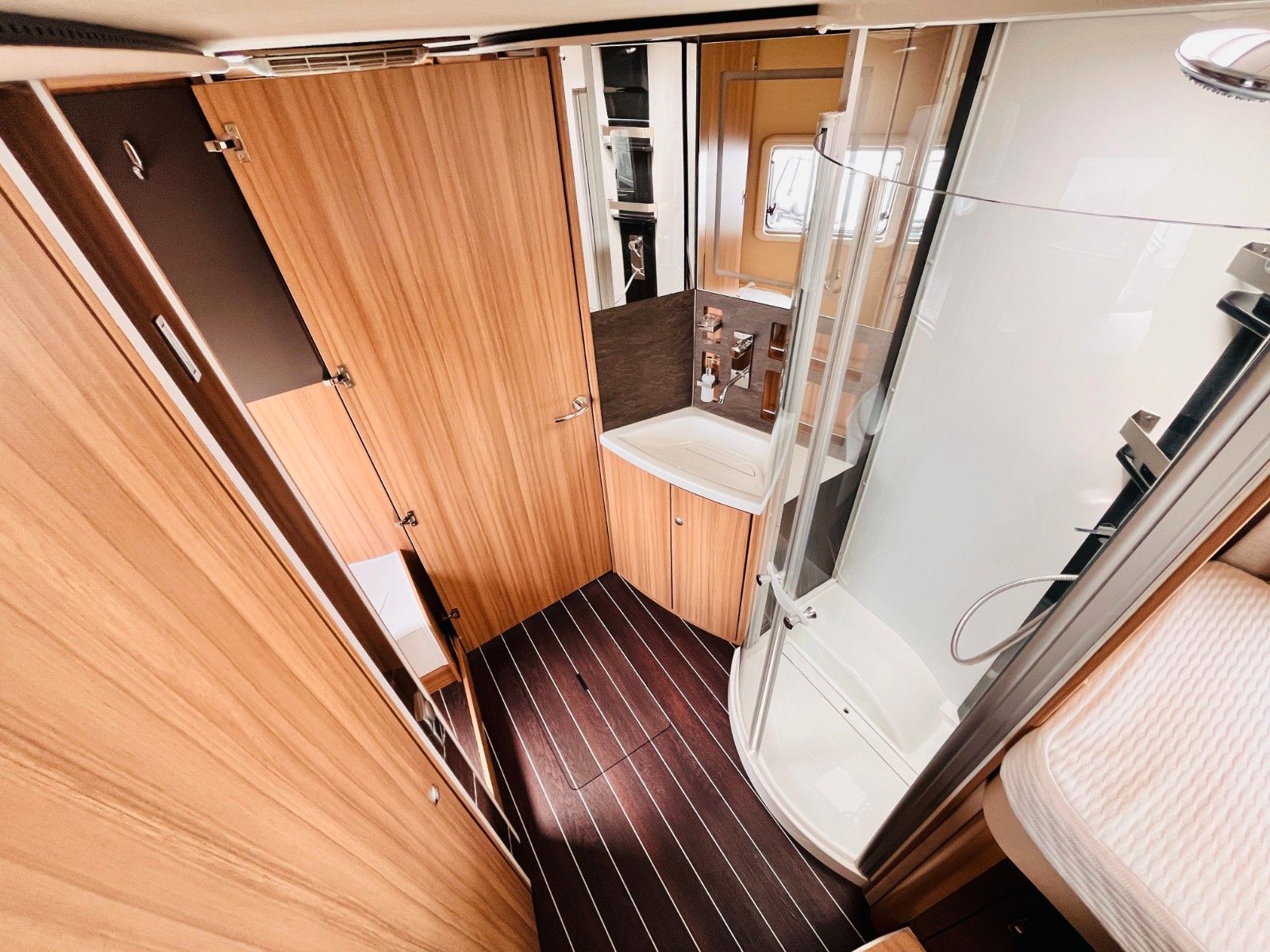 Fahrzeugabbildung Knaus SUN I 900 LEG KLIMA SAT SOLAR LUXUS-BAD