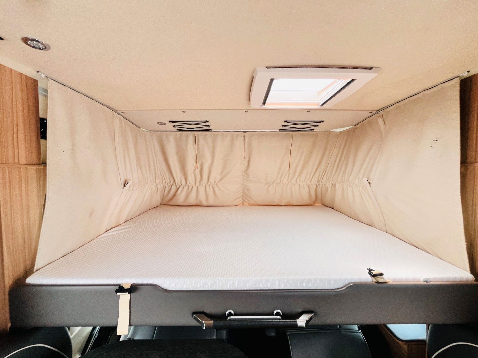 Fahrzeugabbildung Knaus SUN I 900 LEG KLIMA SAT SOLAR LUXUS-BAD