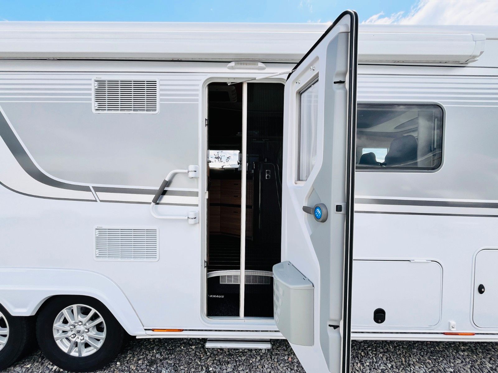 Fahrzeugabbildung Knaus SUN I 900 LEG KLIMA SAT SOLAR LUXUS-BAD