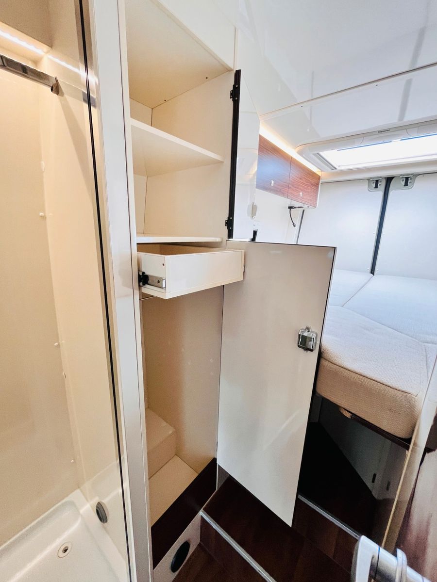 Fahrzeugabbildung Mercedes-Benz MANUFAKTURAUSBAU EINZELBETTEN DUSCHE AUTOMATIK