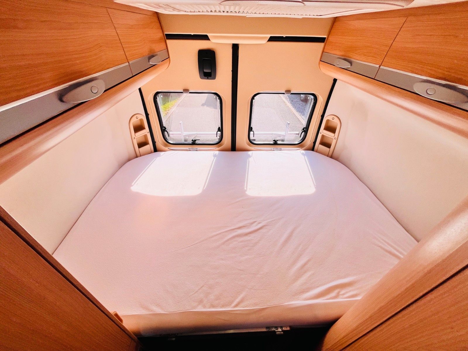 Fahrzeugabbildung Adria TWIN QUERBETT AUTOMATIK 3,0 L SOLAR