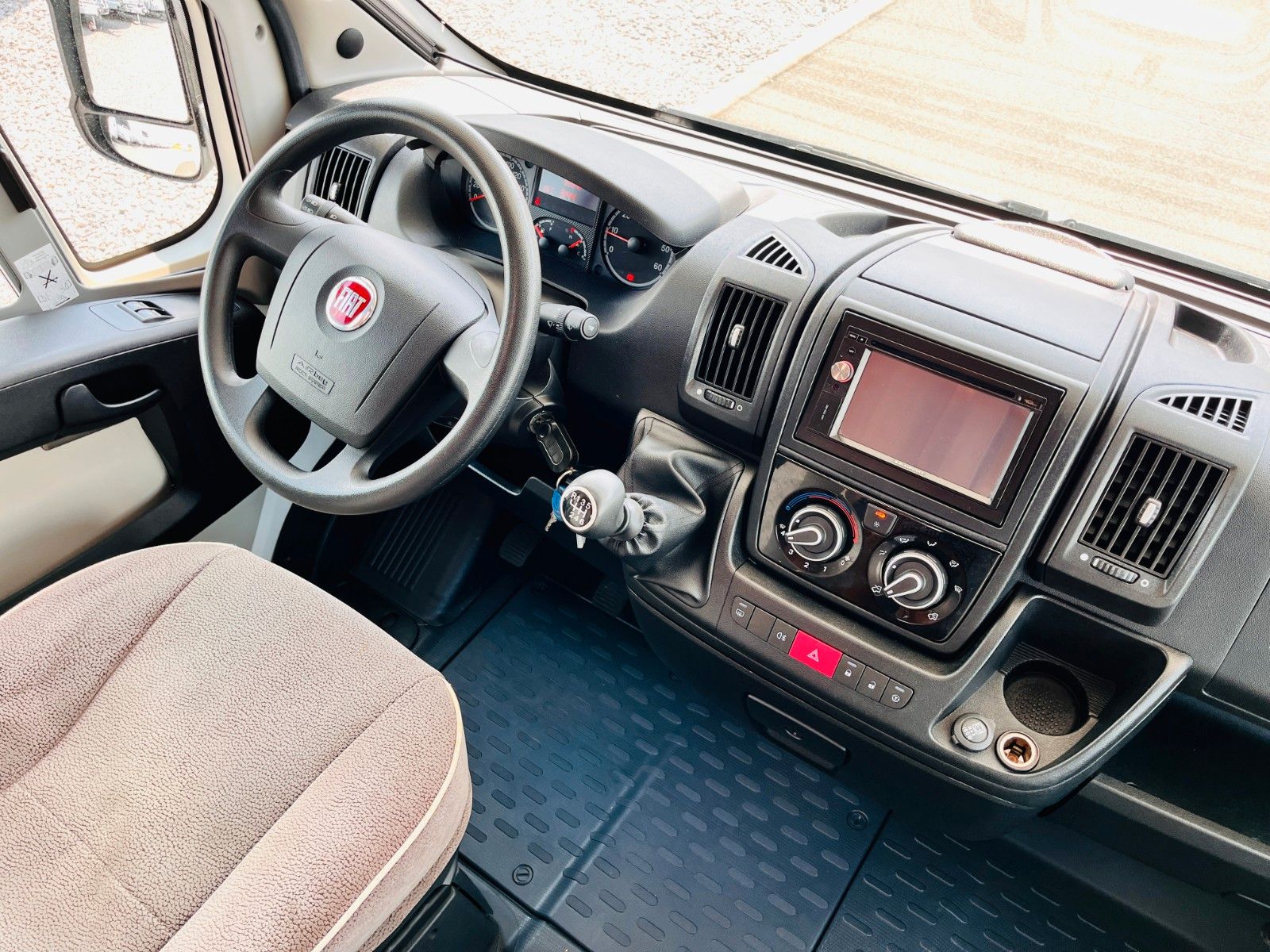 Fahrzeugabbildung Eura Mobil TERRESTRA A 570 HS RUNDSITZGRUPPE DOPPELBODEN