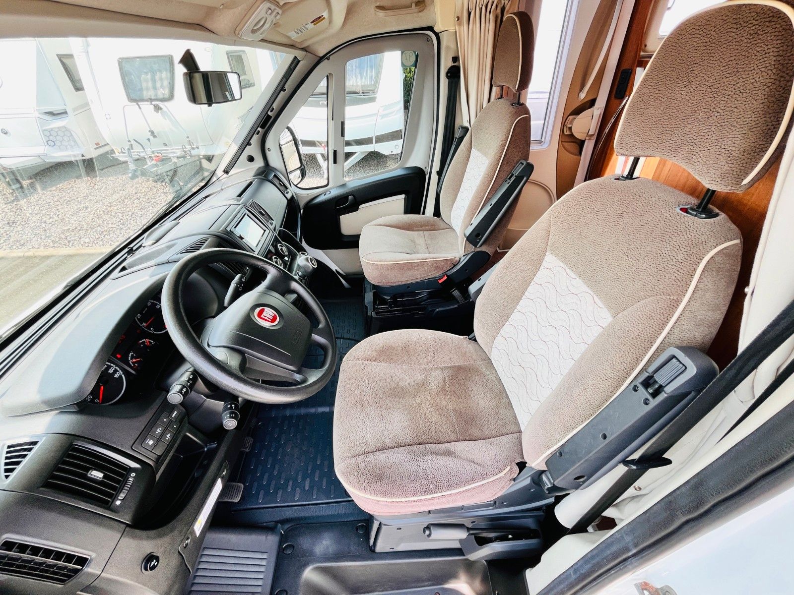 Fahrzeugabbildung Eura Mobil TERRESTRA A 570 HS RUNDSITZGRUPPE DOPPELBODEN