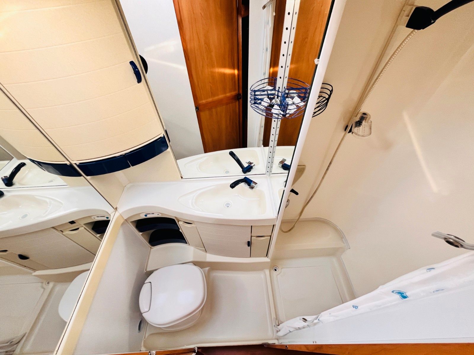 Fahrzeugabbildung HYMER / ERIBA / HYMERCAR NOVA 620 DUSCHE RUNDSITZGRUPPE