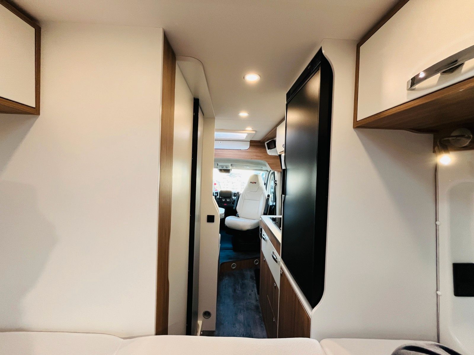 Fahrzeugabbildung Pilote V 600 GJ QUERBETT MARKISE SOLAR NAVI