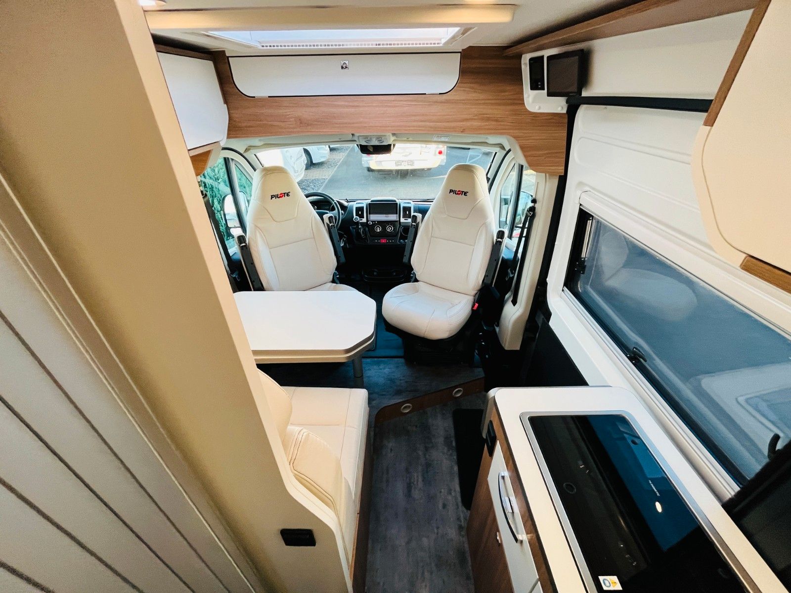 Fahrzeugabbildung Pilote V 600 GJ QUERBETT MARKISE SOLAR NAVI