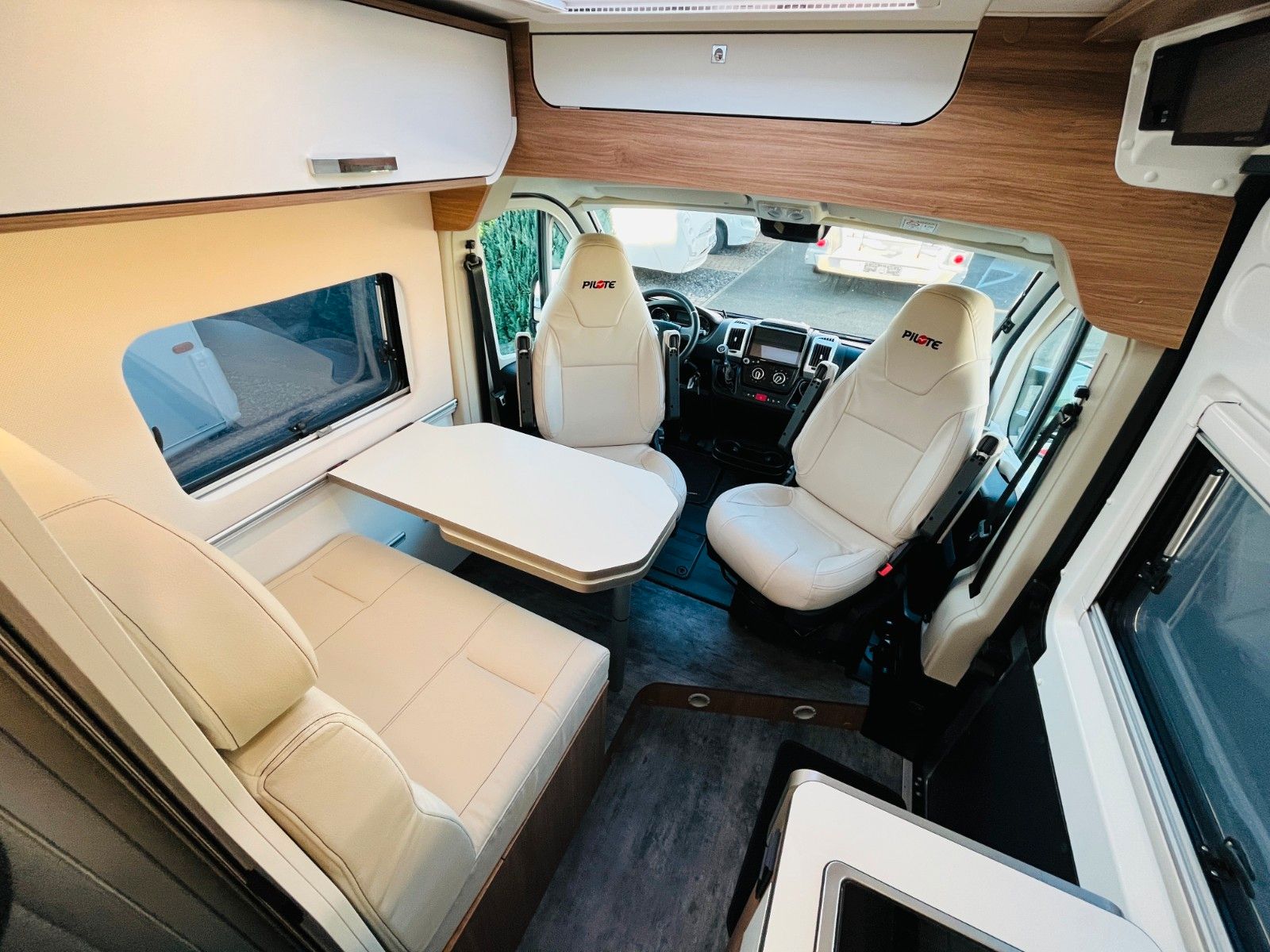 Fahrzeugabbildung Pilote V 600 GJ QUERBETT MARKISE SOLAR NAVI