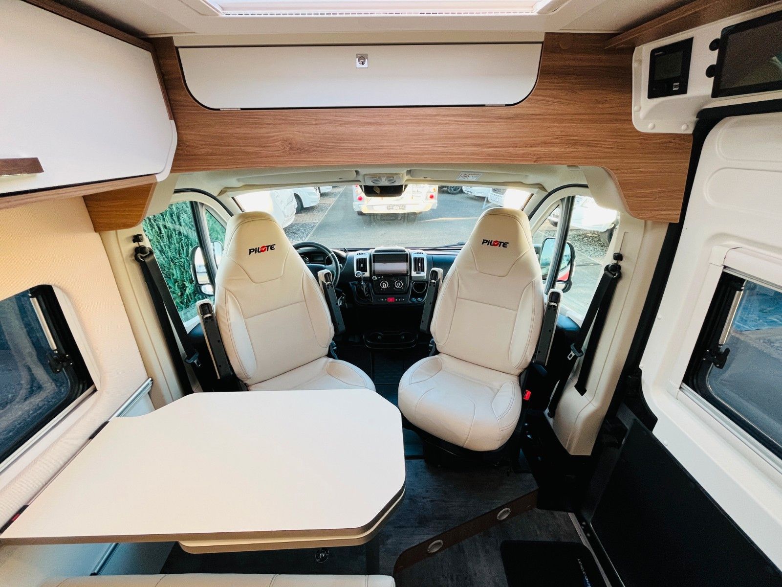 Fahrzeugabbildung Pilote V 600 GJ QUERBETT MARKISE SOLAR NAVI