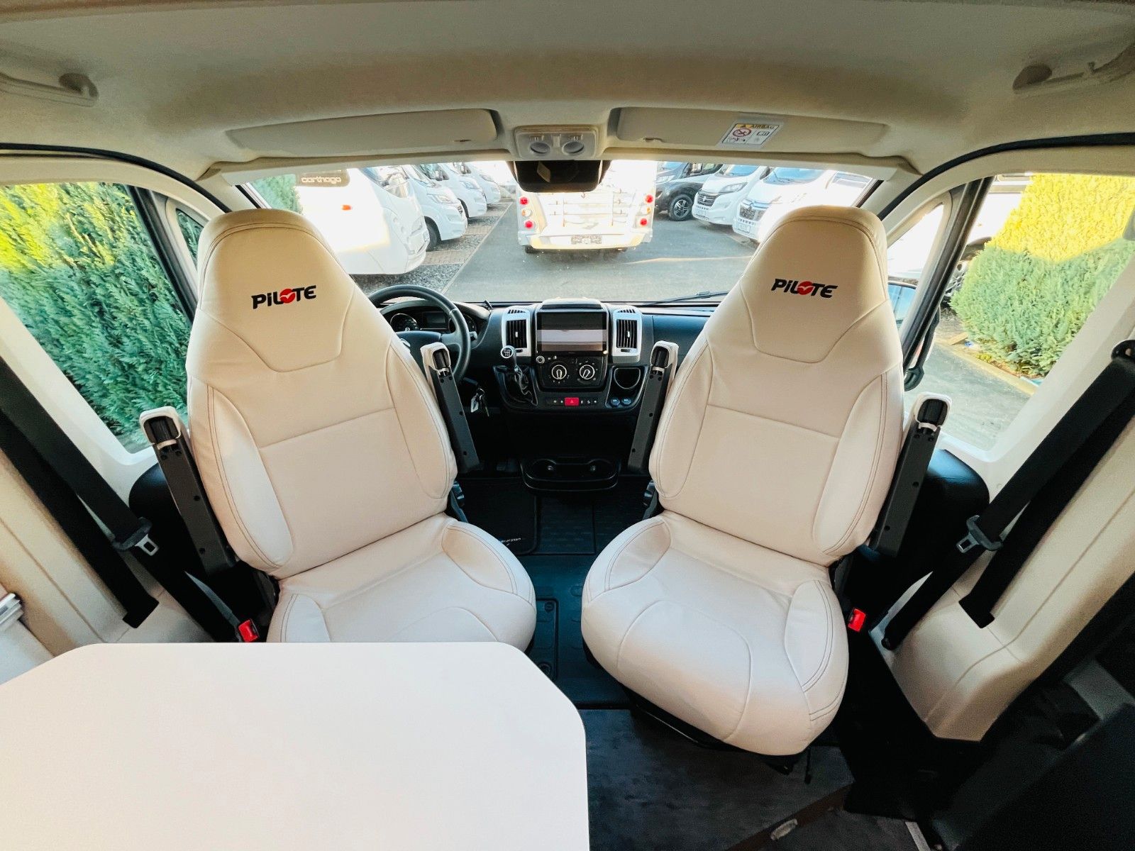 Fahrzeugabbildung Pilote V 600 GJ QUERBETT MARKISE SOLAR NAVI