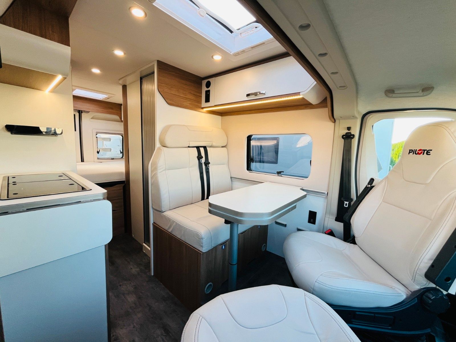 Fahrzeugabbildung Pilote V 600 GJ QUERBETT MARKISE SOLAR NAVI