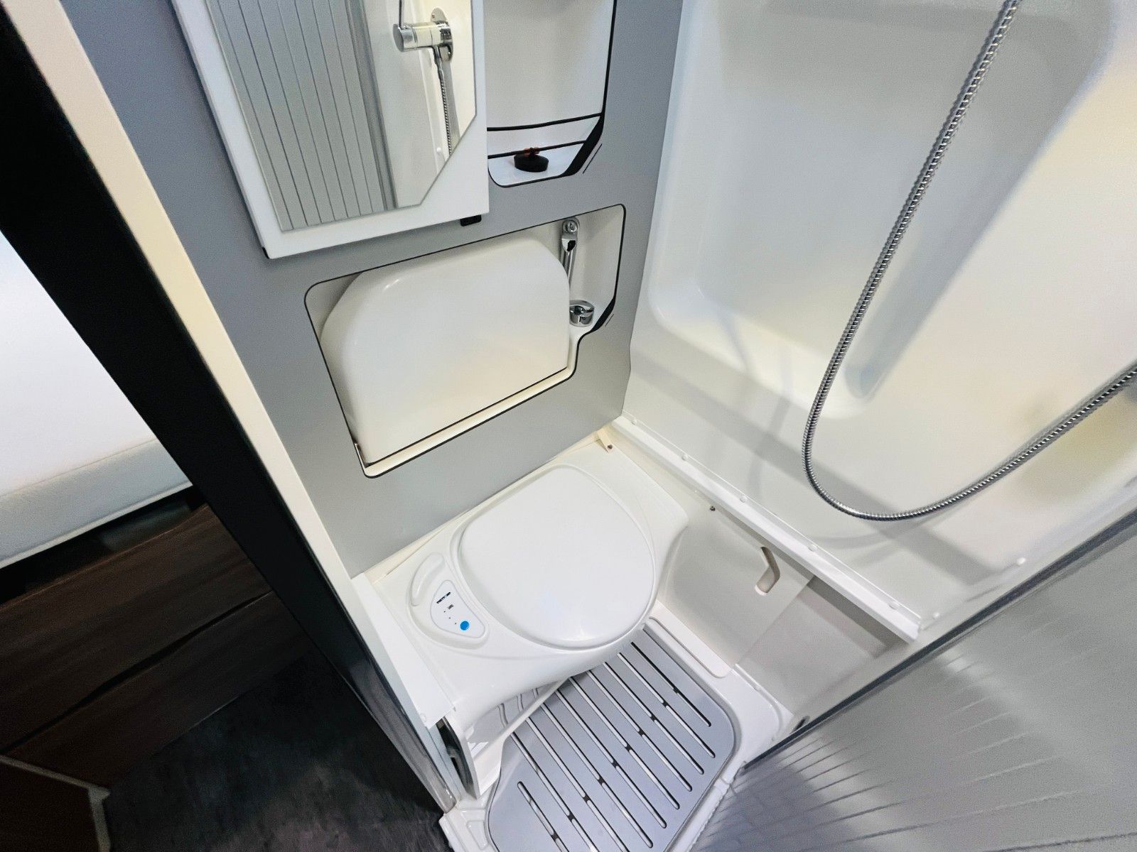 Fahrzeugabbildung Pilote V 600 GJ QUERBETT MARKISE SOLAR NAVI