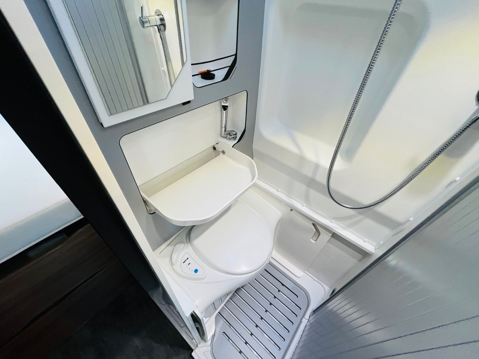 Fahrzeugabbildung Pilote V 600 GJ QUERBETT MARKISE SOLAR NAVI